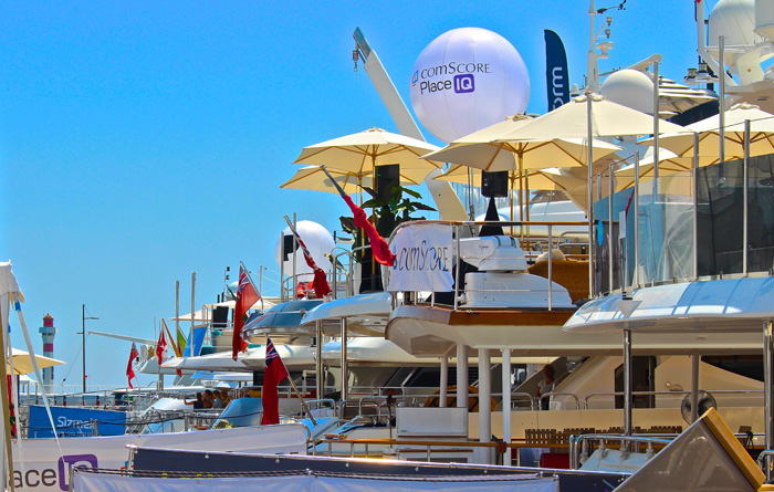 High visibility on a yacht with a led balloon