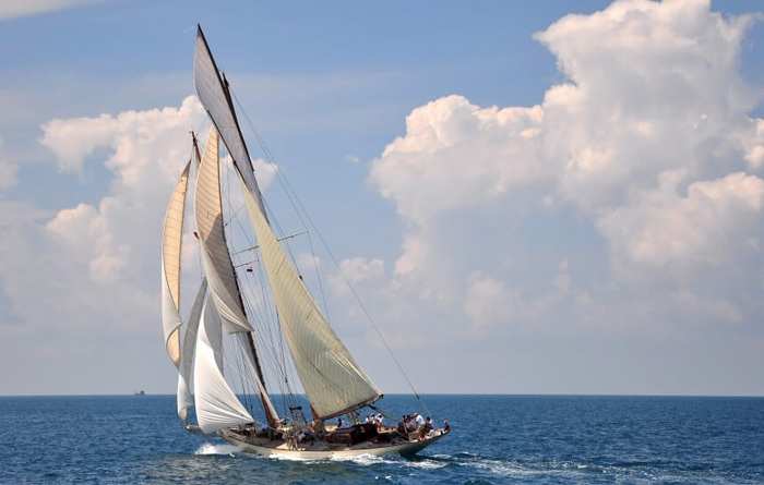 Timeless sailing onboard Sunshine