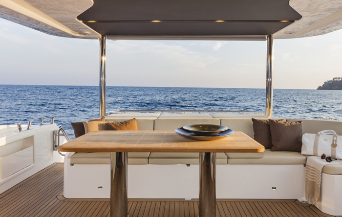 Table rear deck Absolute yacht - Ocean5